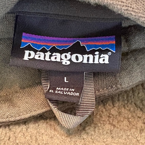 Patagonia Forest Green Fleece Jacket size Large w/ Three Button Closure. - Picture 5 of 13